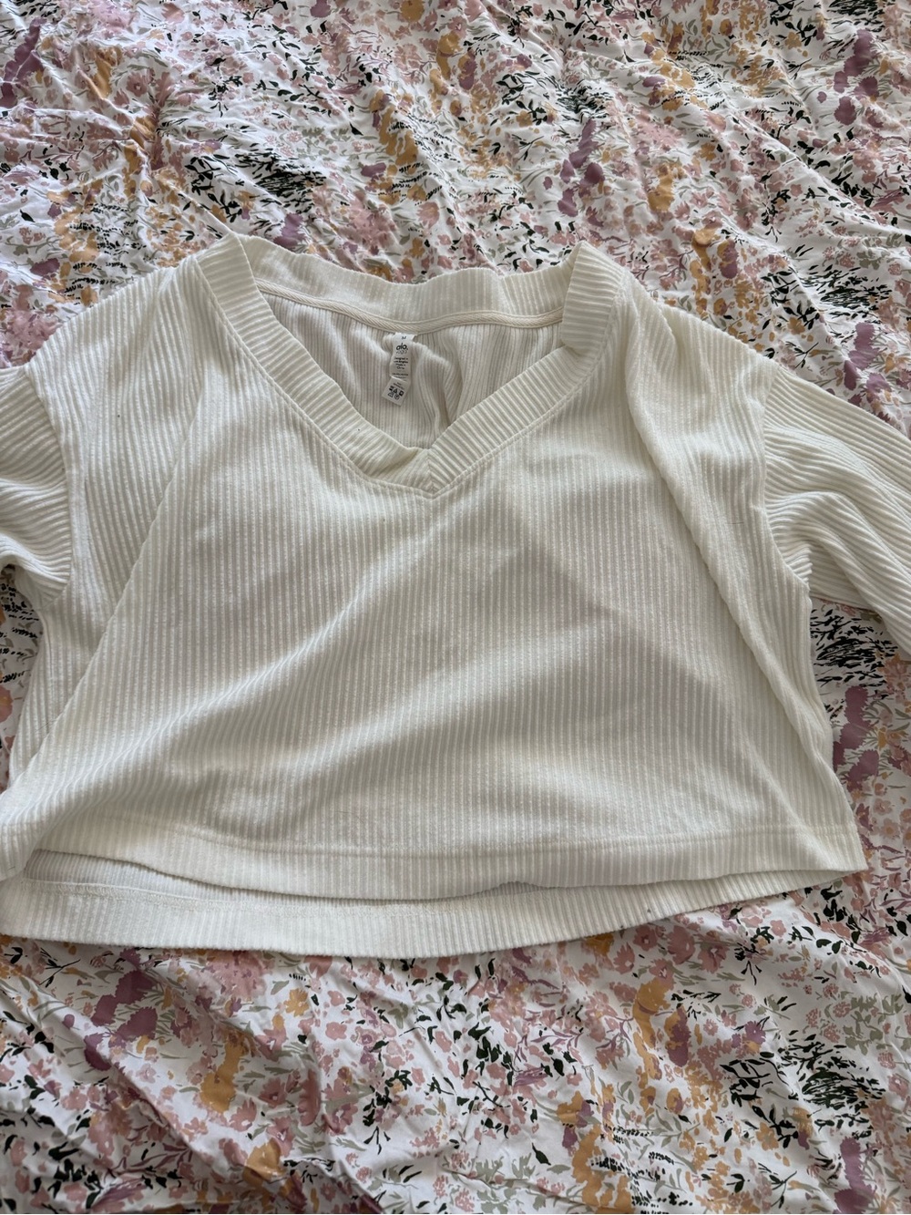 Alo Cream Ribbed V-Neck Cropped Top - Picture 7 of 7